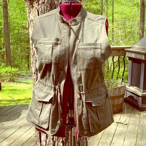 Plus size utility vest. Camo green.